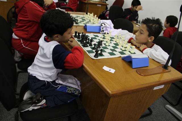 Alunos do ensino fundamental iniciam na prática do xadrez